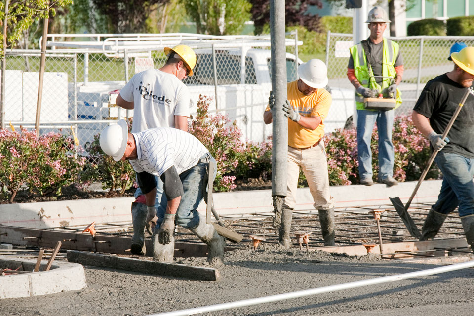 Diede employees pouring concrete